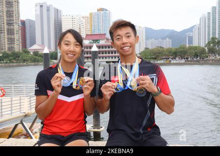 Les plus grands rameurs de Hong Kong, Chiu Hin-chun (R) et Winne Hung Wing-Yan (L), ont remporté plusieurs médailles d'or aux championnats d'aviron de Hong Kong à Shek Mun. Photo: Shirley chui Banque D'Images