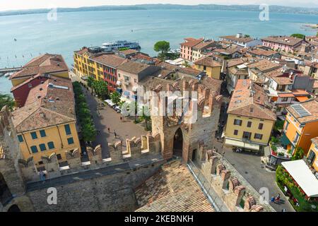 Sirmione Lac de Garde, vue en été de la ville pittoresque de Sirmione depuis la tour du château historique de Scaligero, Lac de Garde, Lombardie, Italie Banque D'Images