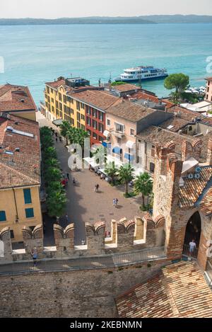 Lac de Garde Sirmione, vue en été depuis le château Scaligero de la Piazza Castello, en bord de lac, dans la ville pittoresque de Sirmione, Lombardie, Italie Banque D'Images