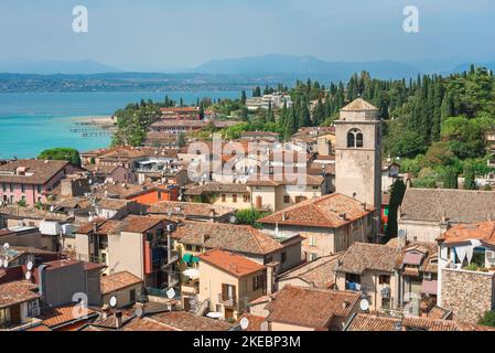 Lac de Garde, vue en été sur les toits de la pittoresque ville de Sirmione, Lombardie, Italie Banque D'Images