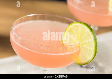 Cocktail rafraîchissant de Cosmopolitan roses avec vodka et citron vert Banque D'Images