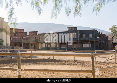 Alméria Espagne - 09 15 2021: Vue à l'Oasys - Mini Hollywood, un parc à thème espagnol de style occidental, en dehors du scénario des cow-boys occidentaux, ville avec tradi Banque D'Images