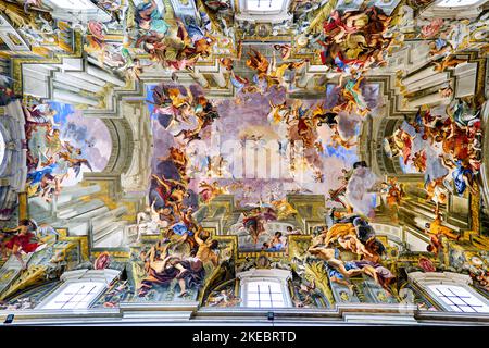 Rome Lazio Italie. L'église Saint Ignace de Loyola au Campus Martius. Le plafond peint d'Andrea Pozzo Banque D'Images