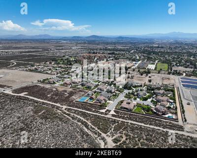 Vue aérienne de Rancho Cucamonga, situé au sud des contreforts des montagnes San Gabriel et de la forêt nationale d'Angeles dans le comté de San Bernardino, Californie, États-Unis. Banque D'Images