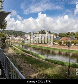 Rivière Vezere traversant Montignac-Lascaux, Nouvelle-Aquitaine, France Banque D'Images