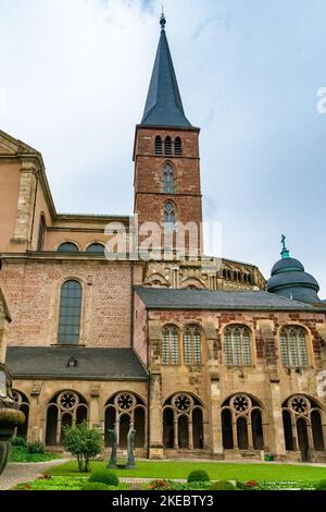 Vue pittoresque du cloître gothique avec la cour intérieure idyllique entre la cathédrale de Trèves et la Liebfrauenkirche (église notre-Dame) à... Banque D'Images