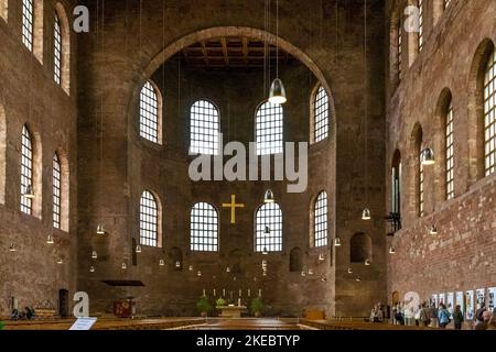 Vue intérieure de la basilique de Constantine orientée vers le nord. La basilique du palais romain et la structure chrétienne ancienne de Trèves, en Allemagne, est utilisée comme... Banque D'Images