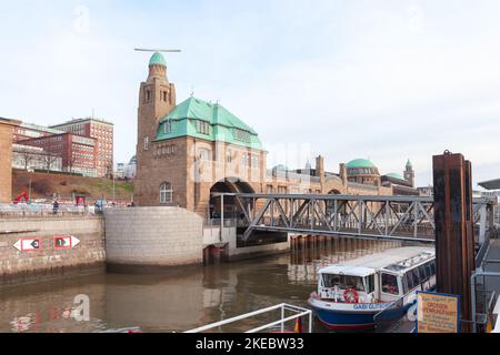 Hambourg, Allemagne - 30 novembre 2018: Port de Hambourg, vue sur le fleuve avec jetée de Landungsbruecken Banque D'Images