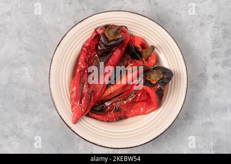Vue de dessus des poivrons rouges rôtis, cuisine balkanique Banque D'Images
