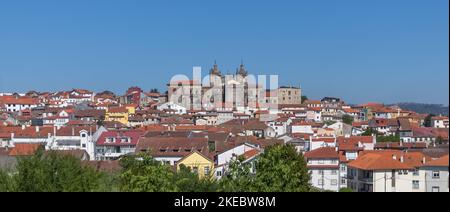 Viseu Portugal - 05/08/2021 : vue panoramique sur le centre-ville de Viseu, avec un bâtiment emblématique à la cathédrale de Viseu en haut, la Cathédrale de V se Banque D'Images