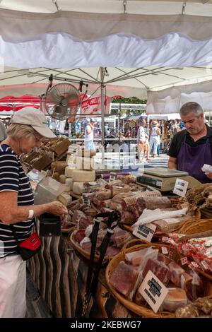 Le marché alimentaire du Château-d'Oleron, Nouvelle Aquitaine, France Banque D'Images