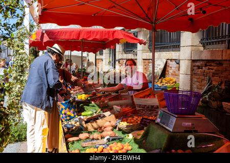 Le marché alimentaire du Château-d'Oleron, Nouvelle Aquitaine, France Banque D'Images