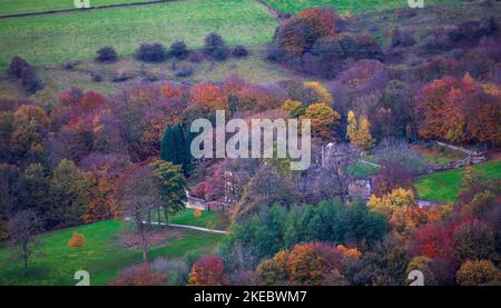 Shibden Hall aux couleurs de l'automne - l'ancienne demeure d'Anne Lister vue de la colline de la vallée de Shibden. Banque D'Images