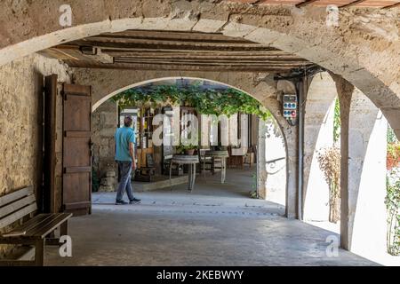 Fourcès est l'un des plus beaux villages de France. C'est un village typique de l'Occitan, qui a la particularité d'avoir une place centrale de ro Banque D'Images