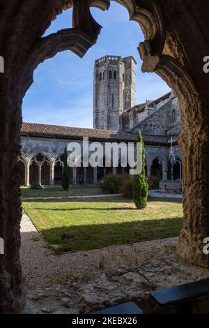 La collégiale Saint-Pierre de la Romieu est un complexe composé d'un cloître, d'une église, de deux tours et des vestiges d'un ancien palais. Banque D'Images