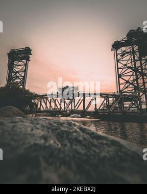 Une verticale du pont de chemin de fer Canal Street au-dessus de la rivière Chicago à Chicago Banque D'Images