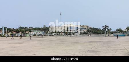 Luanda Angola - 09 17 2022: Vue sur le marginal de Luanda, le bâtiment de la forteresse de Luanda et le centre commercial de Luanda Fortaleza, le style de vie du centre-ville, le gratte-ciel moderne Banque D'Images