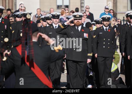 Halifax, Nouvelle-Écosse, Canada. 11 novembre 2022. Des centaines de personnes se rassemblent pour commémorer le jour du souvenir lors d'une cérémonie qui a eu lieu au cénotaphe de Halifax. Crédit : Alamy Live News Banque D'Images
