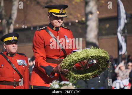 Halifax, Nouvelle-Écosse, Canada. 11 novembre 2022. Des centaines de personnes se rassemblent pour commémorer le jour du souvenir lors d'une cérémonie qui a eu lieu au cénotaphe de Halifax. Crédit : Alamy Live News Banque D'Images
