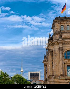 Reichtag et vue de la tour de télévision de Berlin, Berlin, Allemagne, Europe Banque D'Images