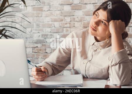 Fatigué s'ennuyer adolescente école étudiant sentiment de mal de tête ou de fatigue faire des devoirs à la maison. Adolescent épuisé déprimé malade étudiant seul inquiet au sujet de problèmes d'éducation difficile concept. Banque D'Images