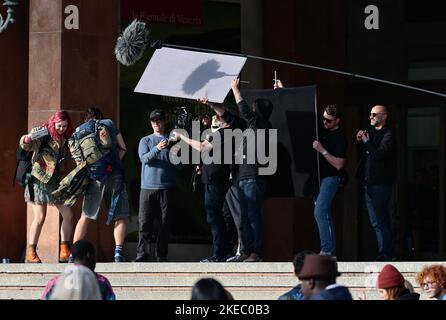 Venise, Italie. 12th novembre 2022. L'actrice britannique Liv Hill et l'acteur britannique Louis Partridge pendant le tournage par Alfonso Cuarón à Venise pour une production d'Apple TV à l'air en 2023 crédit: Agence de photo indépendante/Alamy Live News Banque D'Images