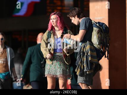 Venise, Italie. 12th novembre 2022. L'actrice britannique Liv Hill et l'acteur britannique Louis Partridge pendant le tournage par Alfonso Cuarón à Venise pour une production d'Apple TV à l'air en 2023 crédit: Agence de photo indépendante/Alamy Live News Banque D'Images