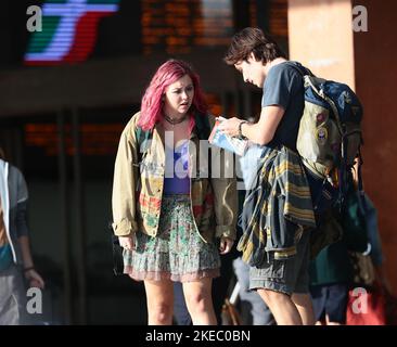 Venise, Italie. 12th novembre 2022. L'actrice britannique Liv Hill et l'acteur britannique Louis Partridge pendant le tournage par Alfonso Cuarón à Venise pour une production d'Apple TV à l'air en 2023 crédit: Agence de photo indépendante/Alamy Live News Banque D'Images