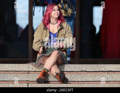 Venise, Italie. 12th novembre 2022. L'actrice britannique Liv Hill et l'acteur britannique Louis Partridge pendant le tournage par Alfonso Cuarón à Venise pour une production d'Apple TV à l'air en 2023 crédit: Agence de photo indépendante/Alamy Live News Banque D'Images