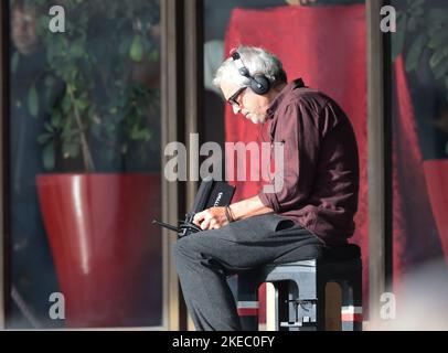 Venise, Italie. 12th novembre 2022. L'actrice britannique Liv Hill et l'acteur britannique Louis Partridge pendant le tournage par Alfonso Cuarón à Venise pour une production d'Apple TV à l'air en 2023 crédit: Agence de photo indépendante/Alamy Live News Banque D'Images