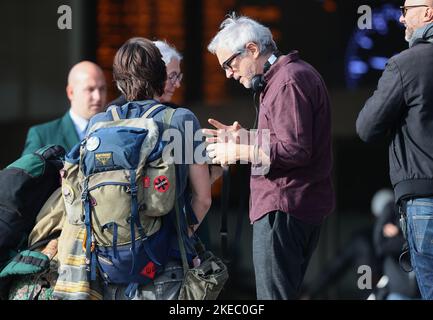 Venise, Italie. 12th novembre 2022. L'actrice britannique Liv Hill et l'acteur britannique Louis Partridge pendant le tournage par Alfonso Cuarón à Venise pour une production d'Apple TV à l'air en 2023 crédit: Agence de photo indépendante/Alamy Live News Banque D'Images