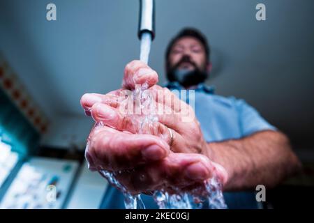 gros plan des mains d'une femme propre qui nettoie et se lave ses mains avec de l'eau et du savon à la maison de tuer chaque germe et bactérie de ses mains - empêchant le virus et la maladie comme le covid-19 ou le coronavirus ou tout type de grippe Banque D'Images