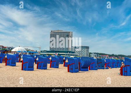 Plage et vue de l'hôtel Neptun à Warnemünde, ville hanséatique de Rostock, côte de la mer Baltique, Mecklembourg-Poméranie-Occidentale, Allemagne, Europe Banque D'Images