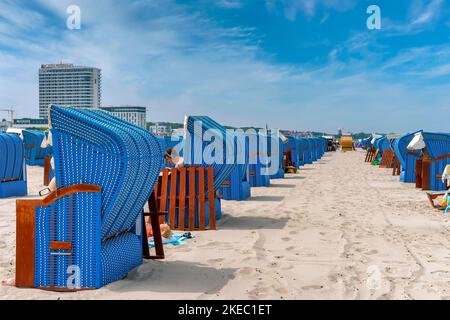 Plage et vue de l'hôtel Neptun à Warnemünde, ville hanséatique de Rostock, côte de la mer Baltique, Mecklembourg-Poméranie-Occidentale, Allemagne, Europe Banque D'Images