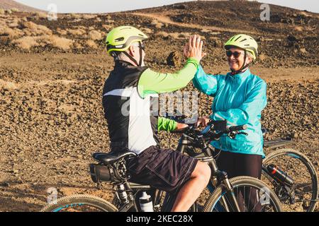 deux aînés du caucase ont fait un bumed et ont donné cinq ensemble - la conduite de leurs vélos - sain et forme de vie et concept Banque D'Images