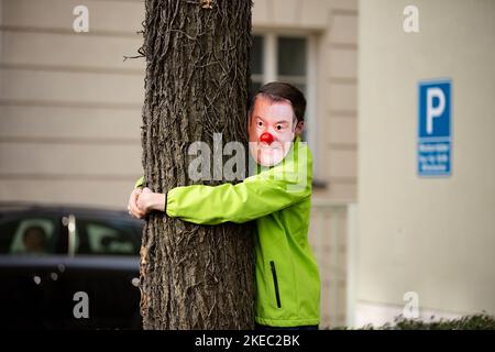 Markus Söder Clown Umartt Baum. AM 11.11.2022 versammelten sich ca. 292 Menschen unter dem motto Söders Klimamärchen, UM gegen die Novelle des bayerischen Klimaschutzgesetz zu demonstrieren. Die Aktivist*innen von Fridays for future und der BUND-Jugend monierten, dass es reine Scheinpolitik sei. -- Markus Soeder Clown Hugs arbre. Sur 11 novembre 2022, environ 292 personnes se sont rassemblées sous le slogan Soeder climat Fairy Tales pour manifester contre l'amendement de la loi bavaroise sur la protection du climat. Les militants de Fridays for future et DE BUND-Youth se sont plaints de la pure apparence Pol Banque D'Images