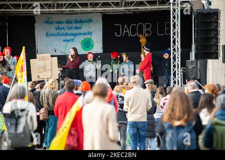 Markus Söder Clowns. AM 11.11.2022 versammelten sich ca. 292 Menschen unter dem motto Söders Klimamärchen, UM gegen die Novelle des bayerischen Klimaschutzgesetz zu demonstrieren. Die Aktivist*innen von Fridays for future und der BUND-Jugend monierten, dass es reine Scheinpolitik sei. -- Markus Soeder Clowns. Sur 11 novembre 2022, environ 292 personnes se sont rassemblées sous le slogan Soeder climat Fairy Tales pour manifester contre l'amendement de la loi bavaroise sur la protection du climat. Les militants de Fridays for future et DE BUND-Youth se sont plaints de la pure apparence politique. (Photo par Ale Banque D'Images