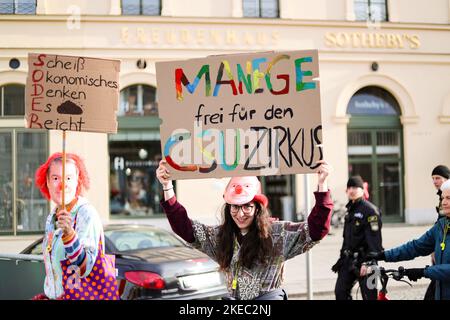 Markus Söder Clowns gegen die CSU. AM 11.11.2022 versammelten sich ca. 292 Menschen unter dem motto Söders Klimamärchen, UM gegen die Novelle des bayerischen Klimaschutzgesetz zu demonstrieren. Die Aktivist*innen von Fridays for future und der BUND-Jugend monierten, dass es reine Scheinpolitik sei. -- Markus Soeder Clowns contre le CSU. Sur 11 novembre 2022, environ 292 personnes se sont rassemblées sous le slogan Soeder climat Fairy Tales pour manifester contre l'amendement de la loi bavaroise sur la protection du climat. Les militants de Fridays for future et DE BUND-Youth se sont plaints que c'était de l'appe pur Banque D'Images