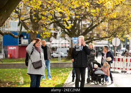 Gegenproteste. AM 11.11.2022 versammelten sich ca. 292 Menschen unter dem motto Söders Klimamärchen, UM gegen die Novelle des bayerischen Klimaschutzgesetz zu demonstrieren. Die Aktivist*innen von Fridays for future und der BUND-Jugend monierten, dass es reine Scheinpolitik sei. -- contre-manifestation. Sur 11 novembre 2022, environ 292 personnes se sont rassemblées sous le slogan Soeder climat Fairy Tales pour manifester contre l'amendement de la loi bavaroise sur la protection du climat. Les militants de Fridays for future et DE BUND-Youth se sont plaints de la pure apparence politique. (Photo par Alexander Pohl/S. Banque D'Images