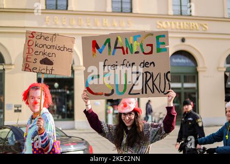 Markus Söder Clowns gegen die CSU. AM 11.11.2022 versammelten sich ca. 292 Menschen unter dem motto Söders Klimamärchen, UM gegen die Novelle des bayerischen Klimaschutzgesetz zu demonstrieren. Die Aktivist*innen von Fridays for future und der BUND-Jugend monierten, dass es reine Scheinpolitik sei. -- Markus Soeder Clowns contre le CSU. Sur 11 novembre 2022, environ 292 personnes se sont rassemblées sous le slogan Soeder climat Fairy Tales pour manifester contre l'amendement de la loi bavaroise sur la protection du climat. Les militants de Fridays for future et DE BUND-Youth se sont plaints que c'était de l'appe pur Banque D'Images