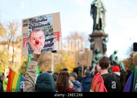 Markus Söder Clowns. AM 11.11.2022 versammelten sich ca. 292 Menschen unter dem motto Söders Klimamärchen, UM gegen die Novelle des bayerischen Klimaschutzgesetz zu demonstrieren. Die Aktivist*innen von Fridays for future und der BUND-Jugend monierten, dass es reine Scheinpolitik sei. -- Markus Soeder Clowns. Sur 11 novembre 2022, environ 292 personnes se sont rassemblées sous le slogan Soeder climat Fairy Tales pour manifester contre l'amendement de la loi bavaroise sur la protection du climat. Les militants de Fridays for future et DE BUND-Youth se sont plaints de la pure apparence politique. (Photo par Ale Banque D'Images