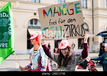 Markus Söder Clowns gegen die CSU. AM 11.11.2022 versammelten sich ca. 292 Menschen unter dem motto Söders Klimamärchen, UM gegen die Novelle des bayerischen Klimaschutzgesetz zu demonstrieren. Die Aktivist*innen von Fridays for future und der BUND-Jugend monierten, dass es reine Scheinpolitik sei. -- Markus Soeder Clowns contre le CSU. Sur 11 novembre 2022, environ 292 personnes se sont rassemblées sous le slogan Soeder climat Fairy Tales pour manifester contre l'amendement de la loi bavaroise sur la protection du climat. Les militants de Fridays for future et DE BUND-Youth se sont plaints que c'était de l'appe pur Banque D'Images