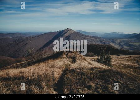 Bieszczady montagne en Pologne. Vue d'automne sur Polonina Wetlinska et Polonina Carynska Banque D'Images