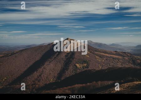 Bieszczady montagne en Pologne. Vue d'automne sur Polonina Wetlinska et Polonina Carynska Banque D'Images