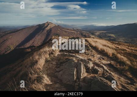 Bieszczady montagne en Pologne. Vue d'automne sur Polonina Wetlinska et Polonina Carynska Banque D'Images