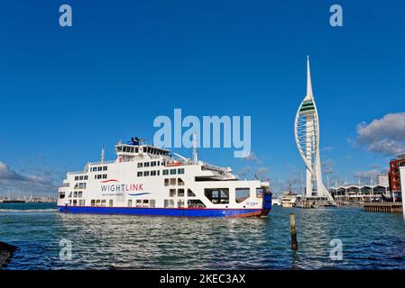 Le ferry Wightlink Isle of Wight, St.Clare arrivant au port de Portsmouth avec la Tour Spinnaker en arrière-plan, le matin d'un automne ensoleillé, Hampshire Banque D'Images