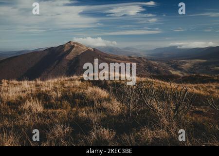Bieszczady montagne en Pologne. Vue d'automne sur Polonina Wetlinska et Polonina Carynska Banque D'Images