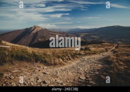 Bieszczady montagne en Pologne. Vue d'automne sur Polonina Wetlinska et Polonina Carynska Banque D'Images