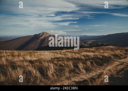 Bieszczady montagne en Pologne. Vue d'automne sur Polonina Wetlinska et Polonina Carynska Banque D'Images