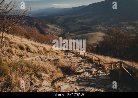 Bieszczady montagne en Pologne. Vue d'automne sur Polonina Wetlinska et Polonina Carynska Banque D'Images